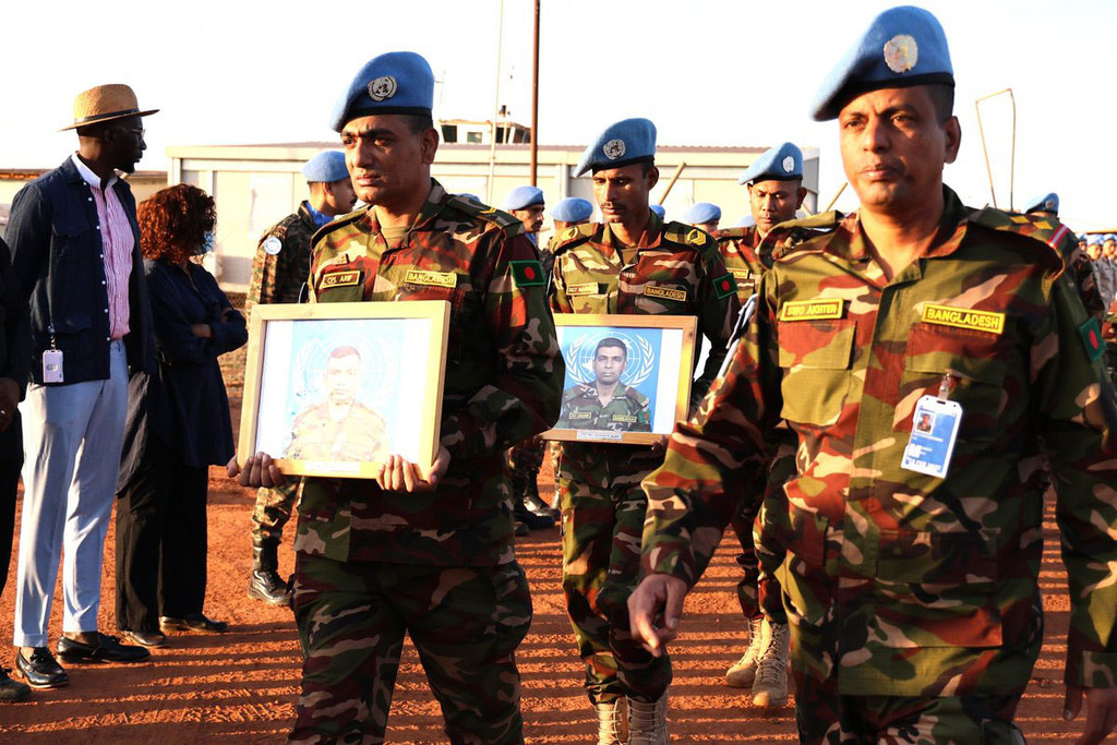 阿卜耶伊举行一场庄严的仪式，悼念六名在南科尔多凡州卡杜格利联合国苏丹特派团后勤基地遭无人机袭击中牺牲的孟加拉国维和人员。